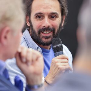Bruno Correia speaking to Seth Berkley