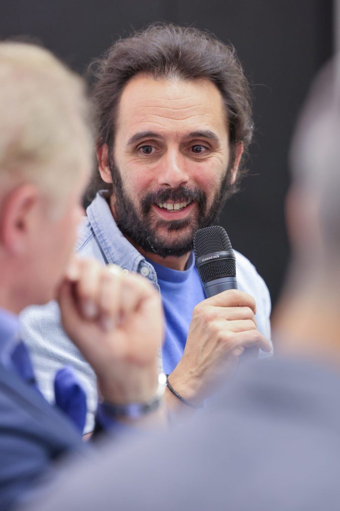Bruno Correia speaking to Seth Berkley